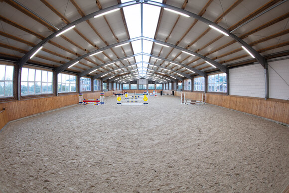 Spacious indoor riding arena with ebb and flow system